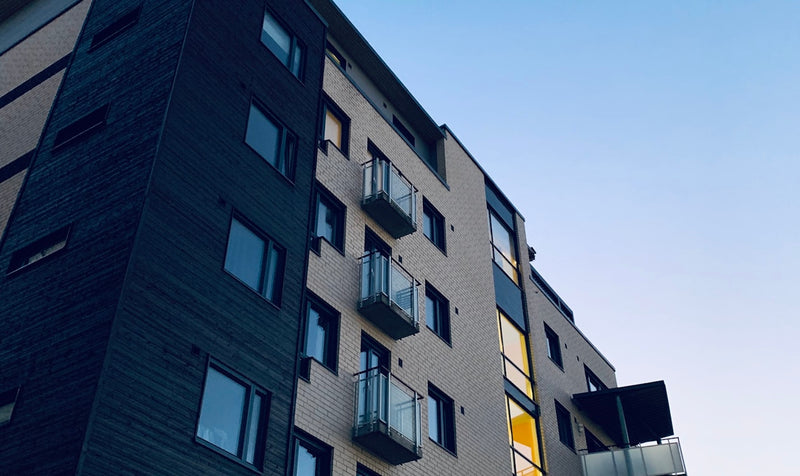 برج‌های مدرن دبی کنار آب — بازار ملک دبی برای سرمایه‌گذاران ایرانی در ۲۰۲۶